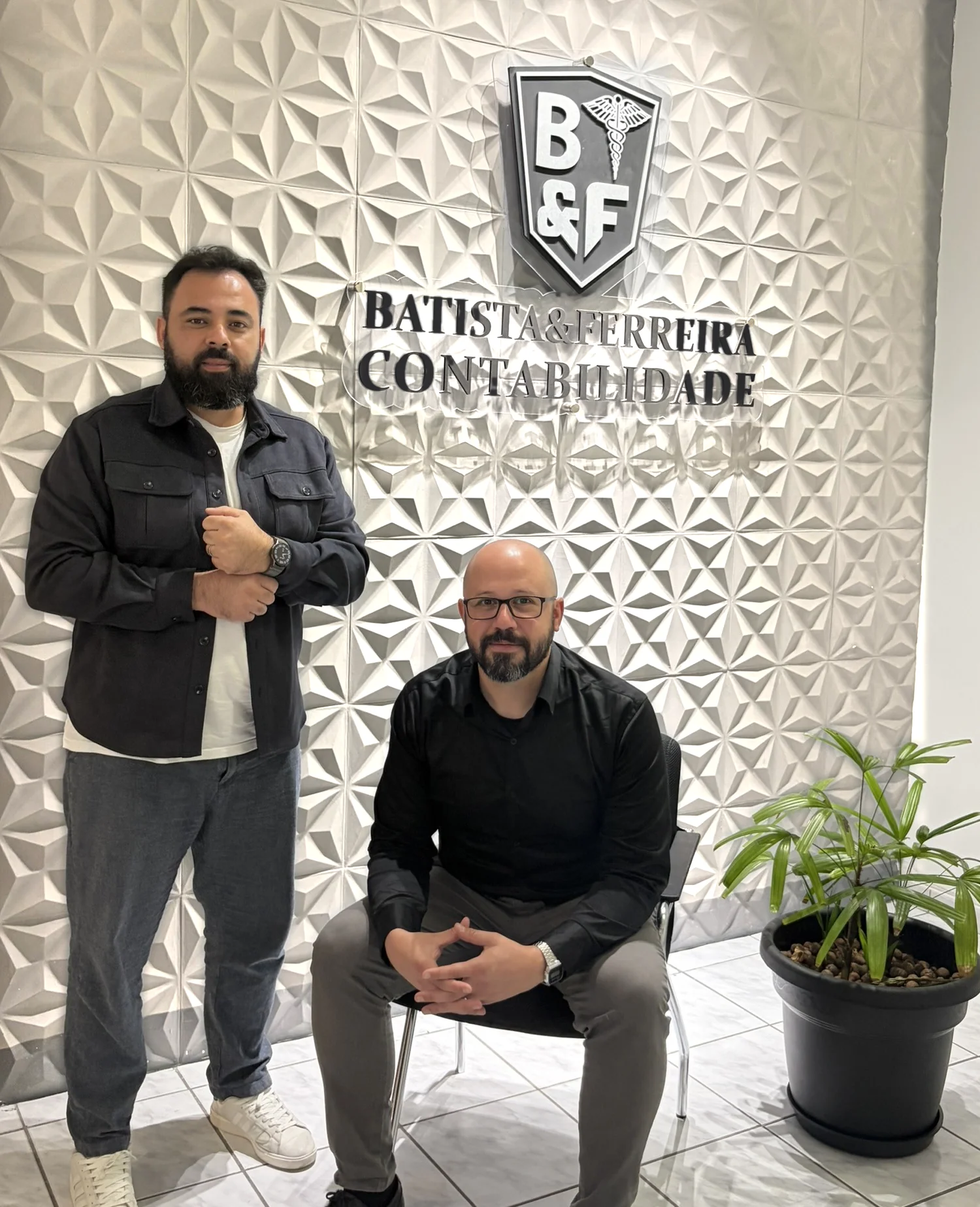 Sócios da Batista & Ferreira Contabilidade no escritório, em Itaquera Sócios da Batista & Ferreira Contabilidade no escritório, em Itaquera